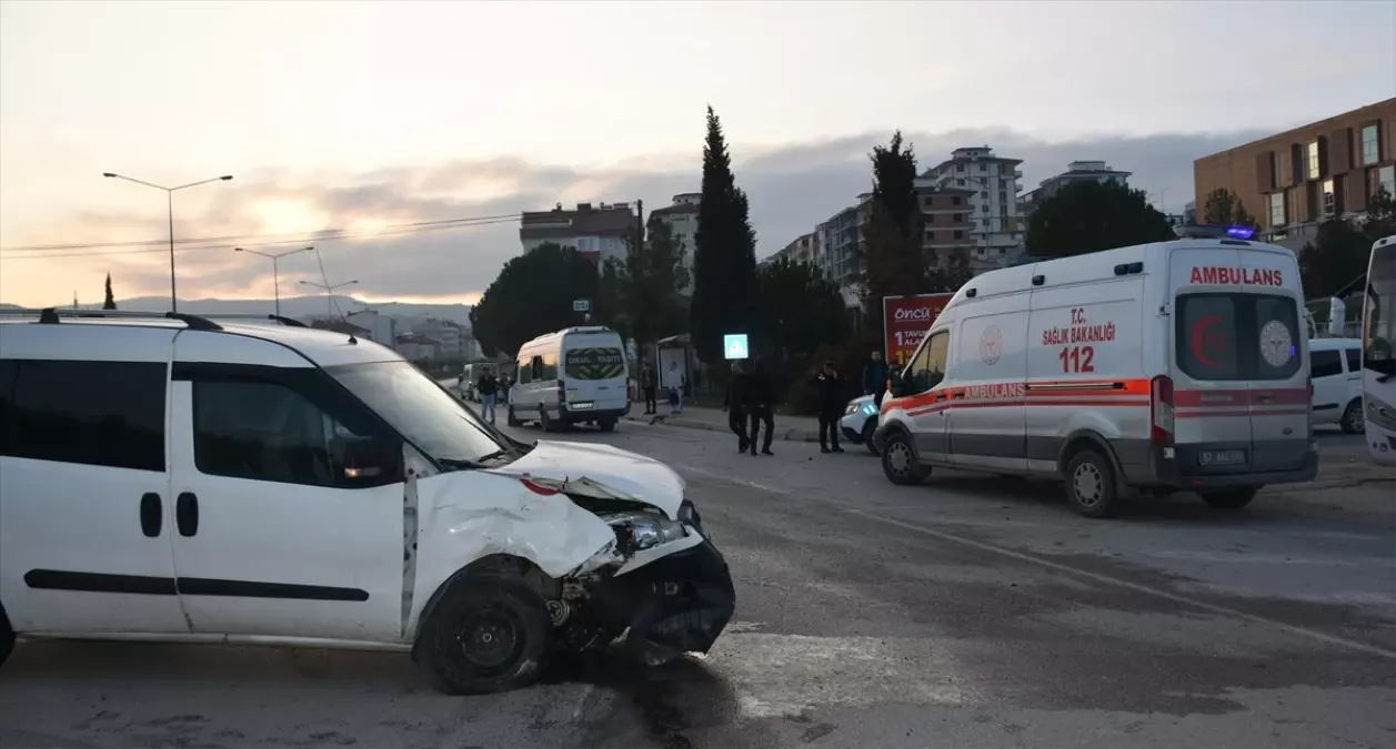 Boyabat’ta servis kazası: 3 yaralı